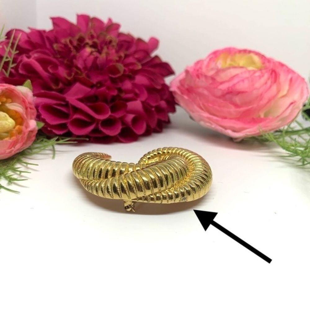 VINTAGE⚜️RARE MONET Curled Golden Brooch - Picture 12 of 13